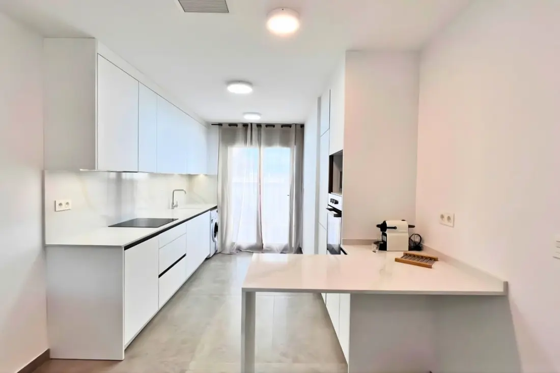 Modern apartman medencével és teraszokkal