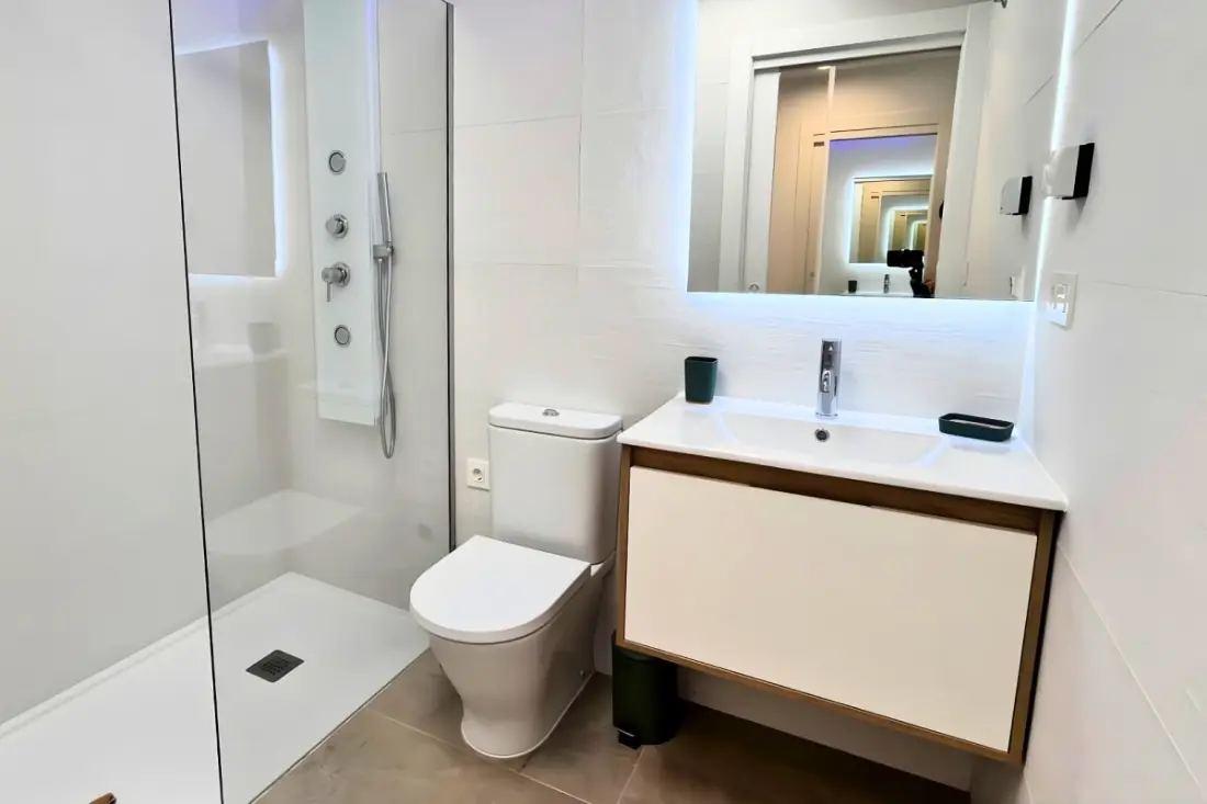 Modern apartman medencével és teraszokkal
