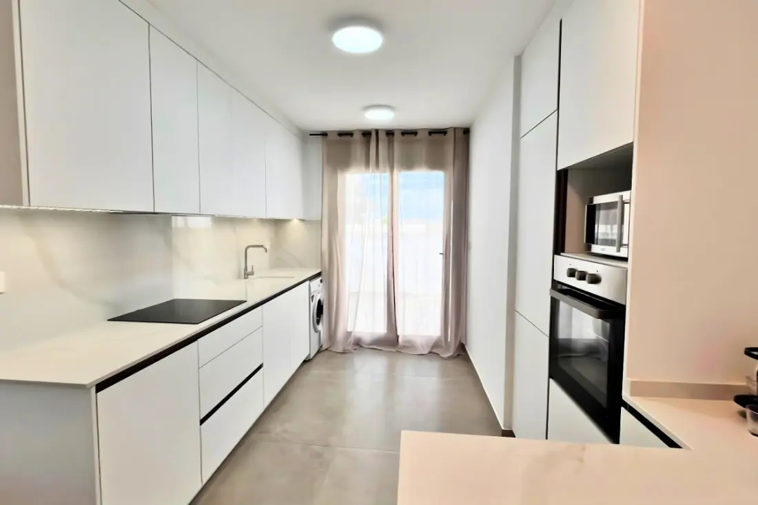 Modern apartman medencével és teraszokkal