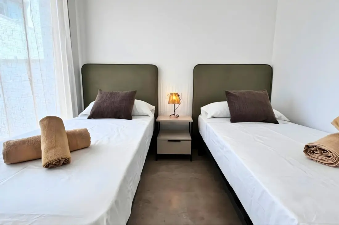 Modern apartman medencével és teraszokkal