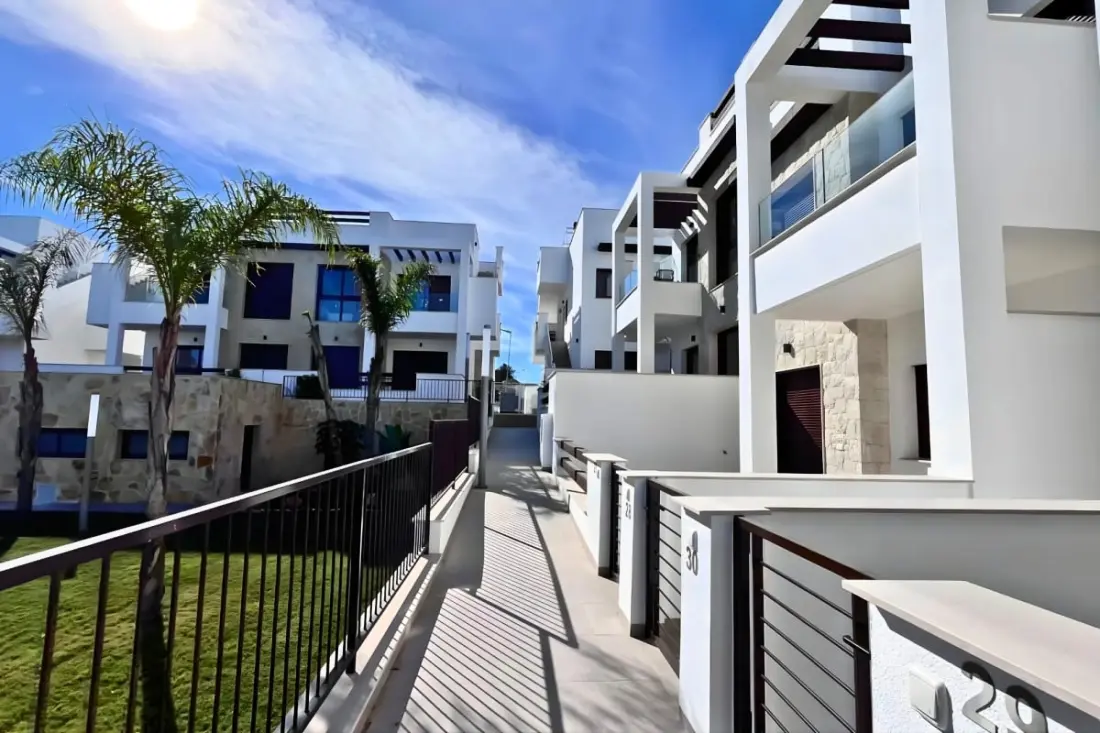 Modern apartman medencével és teraszokkal