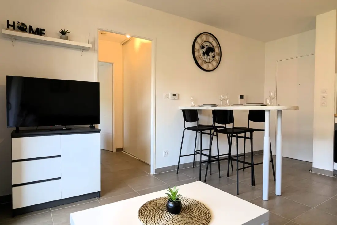 Modern Apartment with Terrace, Quiet