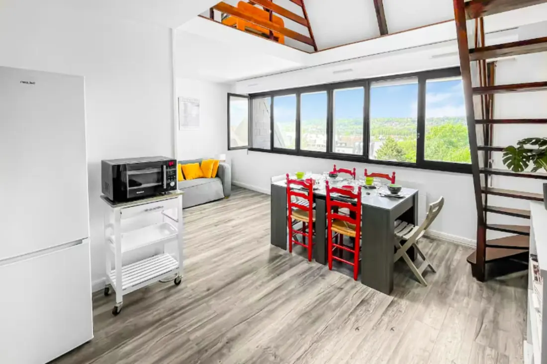 Gyönyörű apartman úszó medence város központjával
