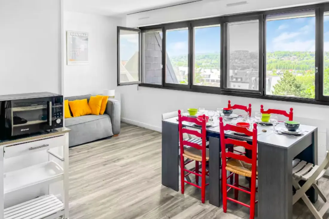 Gyönyörű apartman úszó medence város központjával