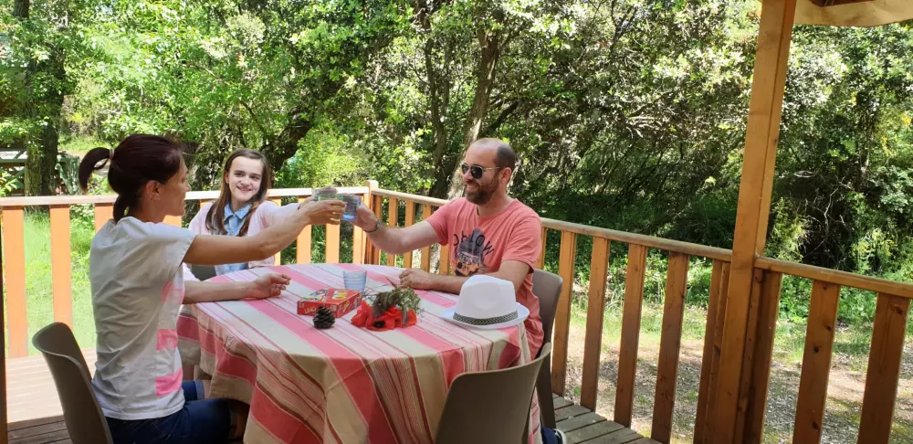 Kwiat Kempingi Les Rives de l 'Aygues 3 Gwiazdy★★★ 3 Gwiazdy★★★ 3 Gwiazdy★★★