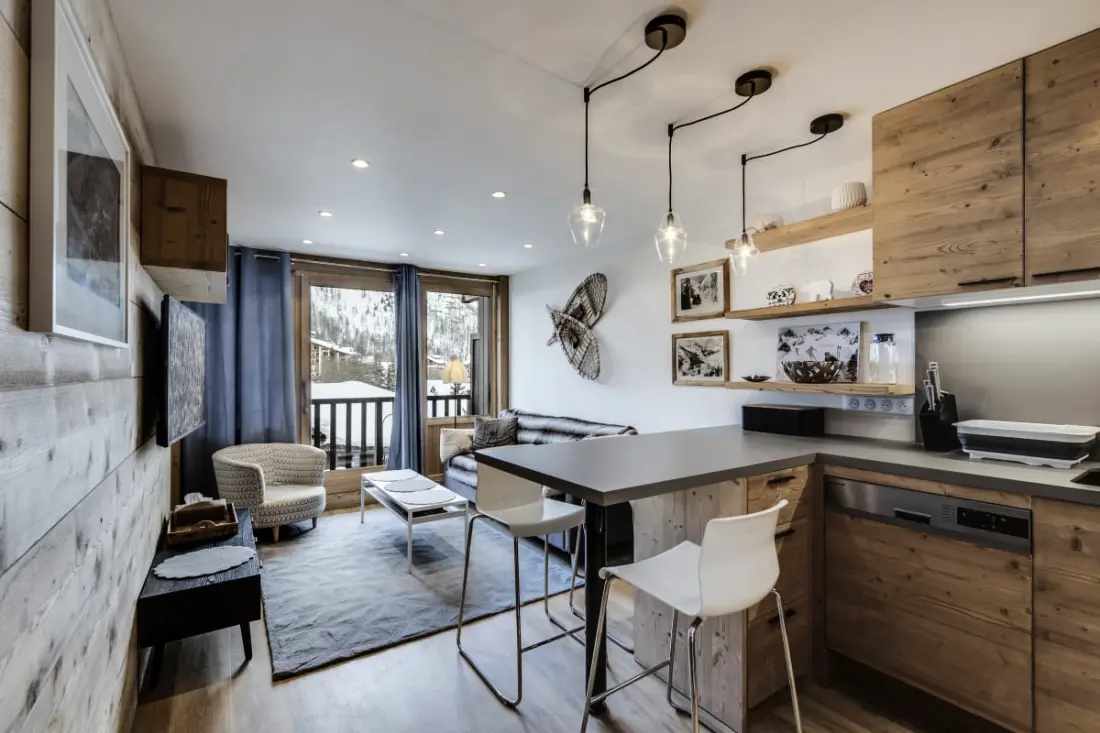 Val219: Cozy Foot Skis a Mountain View