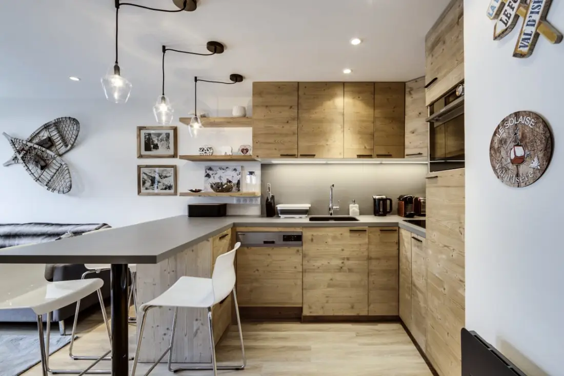 Val219: Cozy Foot Skis a Mountain View