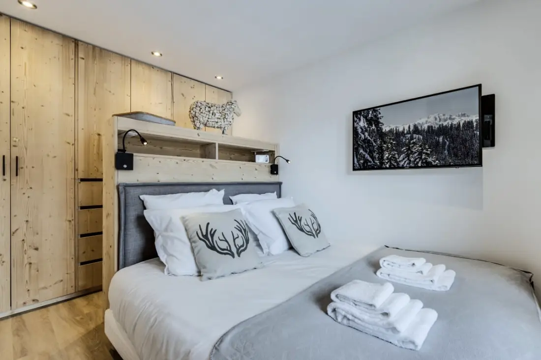 Val219: Cozy Foot Skis a Mountain View