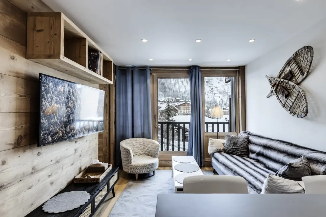 Val219: Cozy Foot Skis a Mountain View
