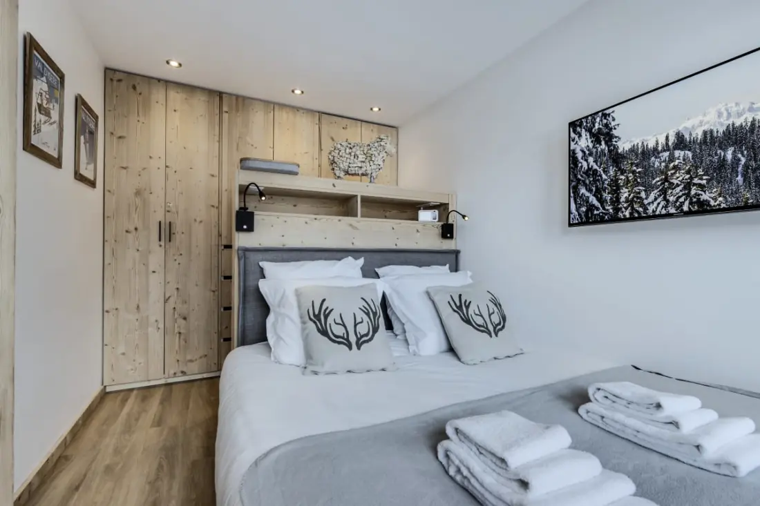 Val219: Cozy Foot Skis a Mountain View