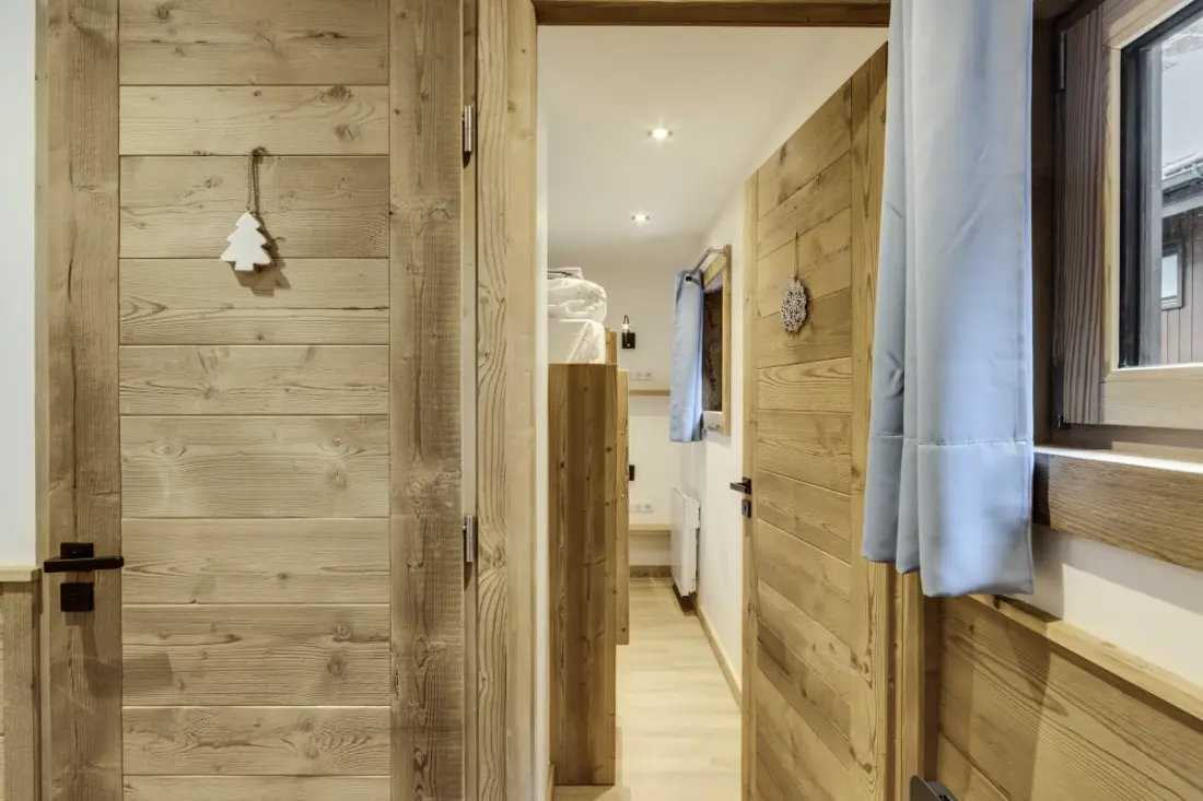 Val219: Cozy Foot Skis a Mountain View