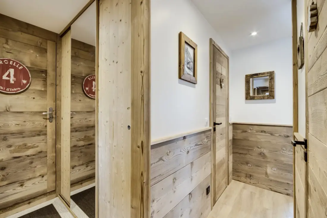 Val219: Cozy Foot Skis a Mountain View