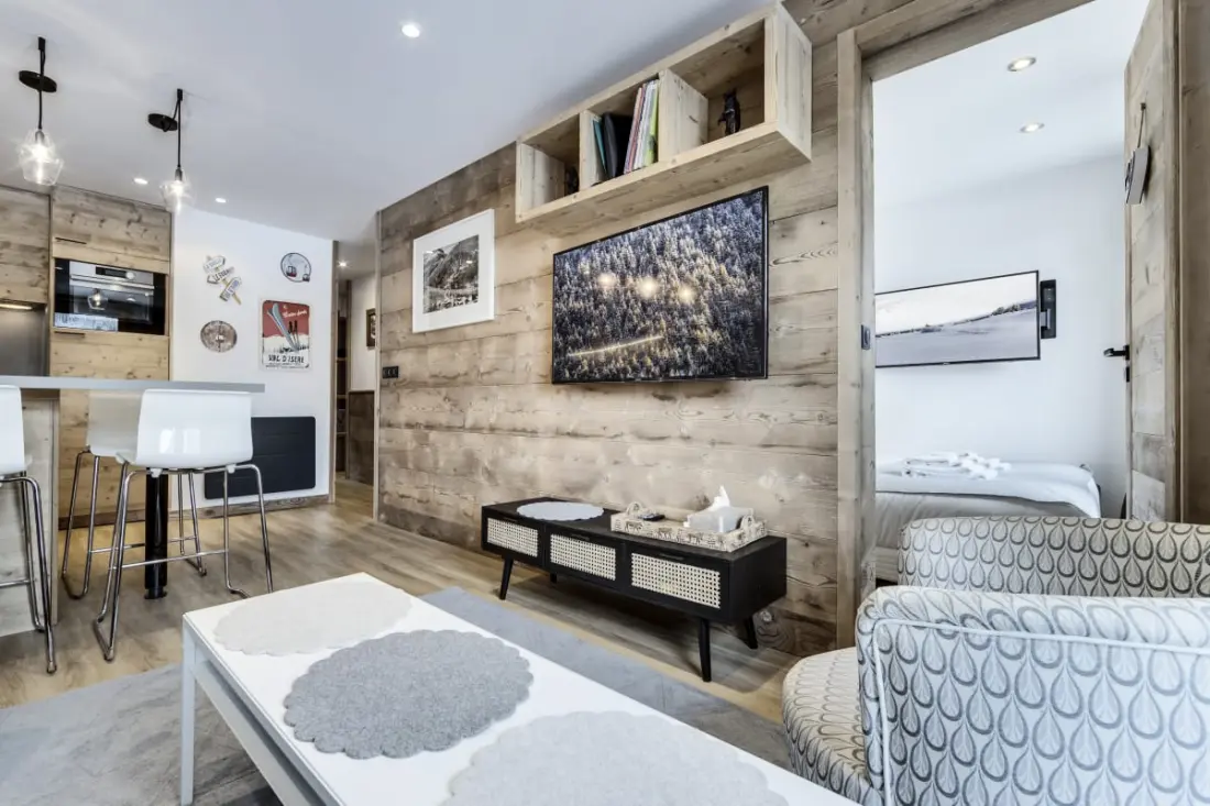 Val219: Cozy Foot Skis a Mountain View