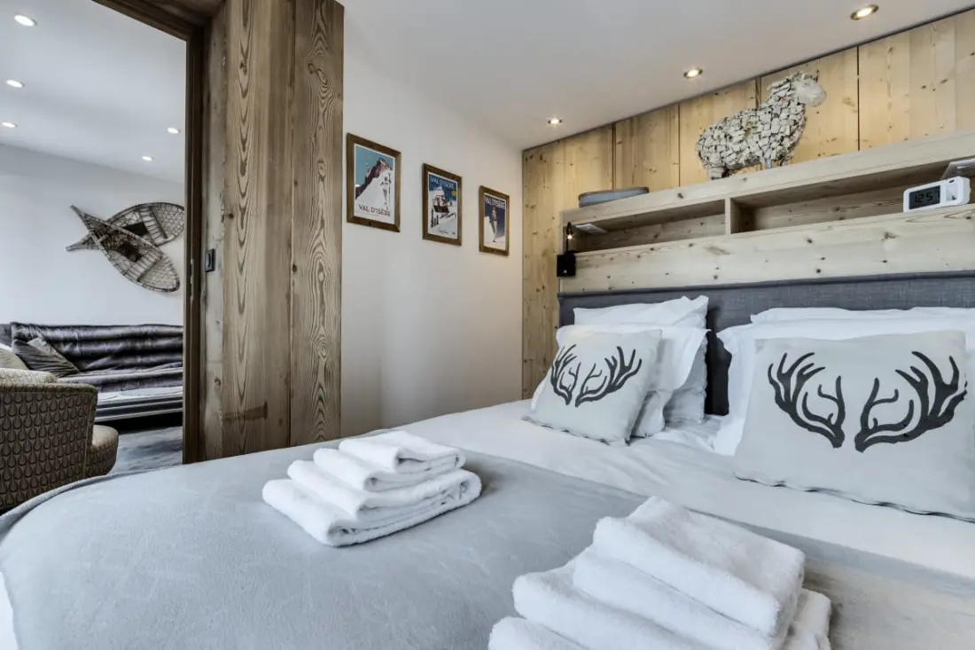 Val219: Cozy Foot Skis a Mountain View