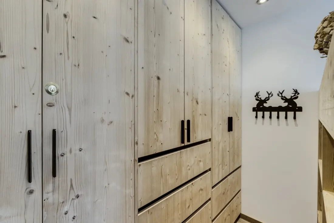 Val219: Cozy Foot Skis a Mountain View