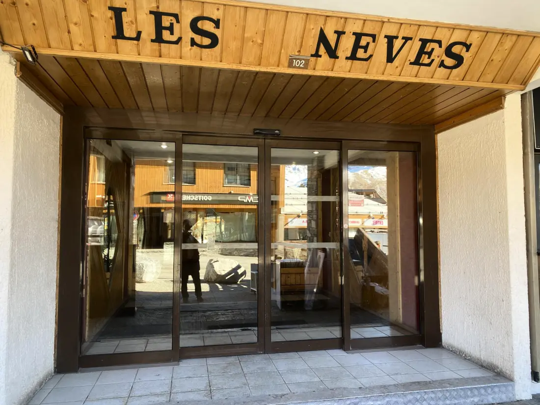 Neves Residence