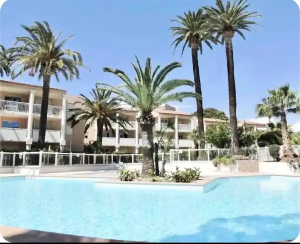 Appartement Vue Mer, Piscine &amp; Tennis à Vallauris