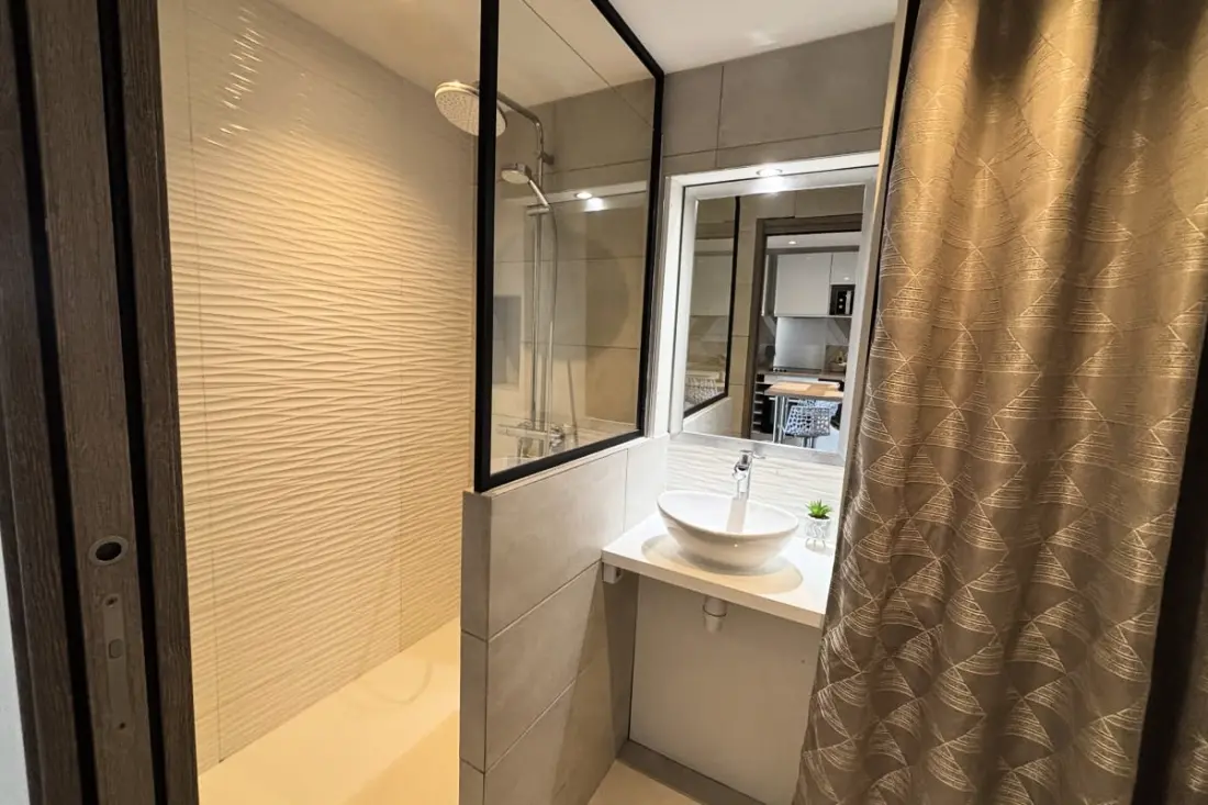 Appartement Vue Mer, Piscine &amp; Tennis à Vallauris