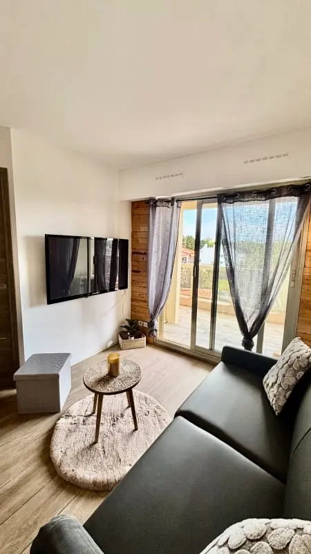 Appartement Vue Mer, Piscine &amp; Tennis à Vallauris