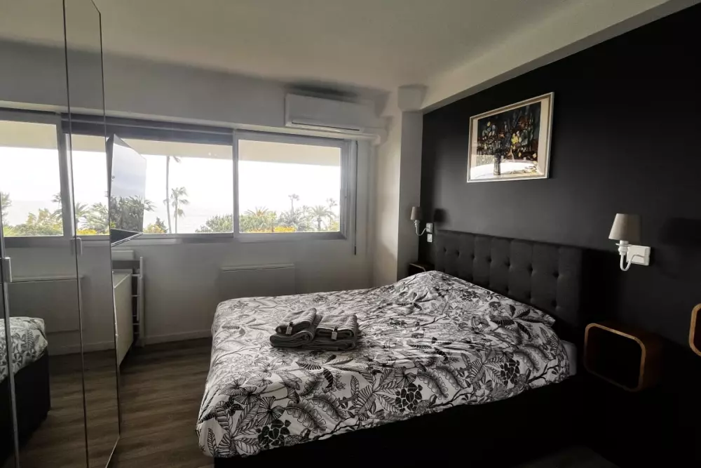 Confortable, Offrant Une Vue Imprenable Sur La Mer
