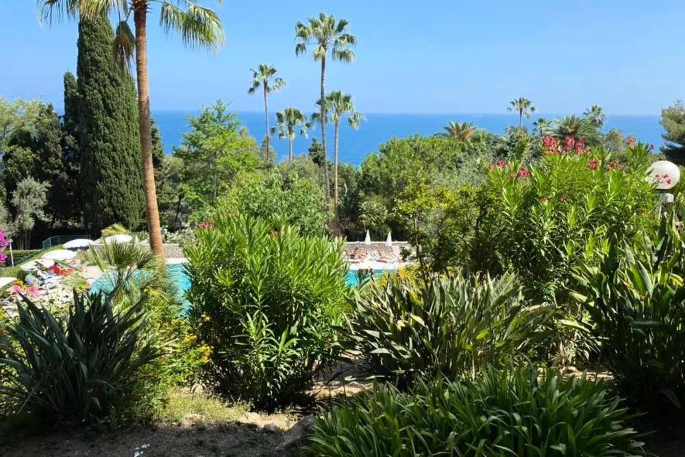 Confortable, Offrant Une Vue Imprenable Sur La Mer