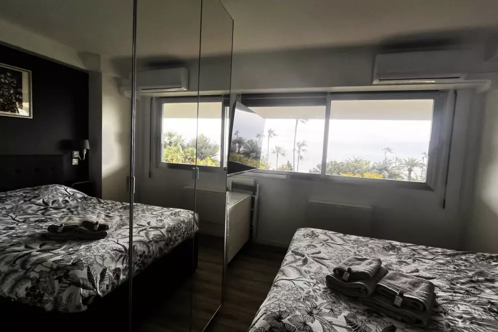 Confortable, Offrant Une Vue Imprenable Sur La Mer
