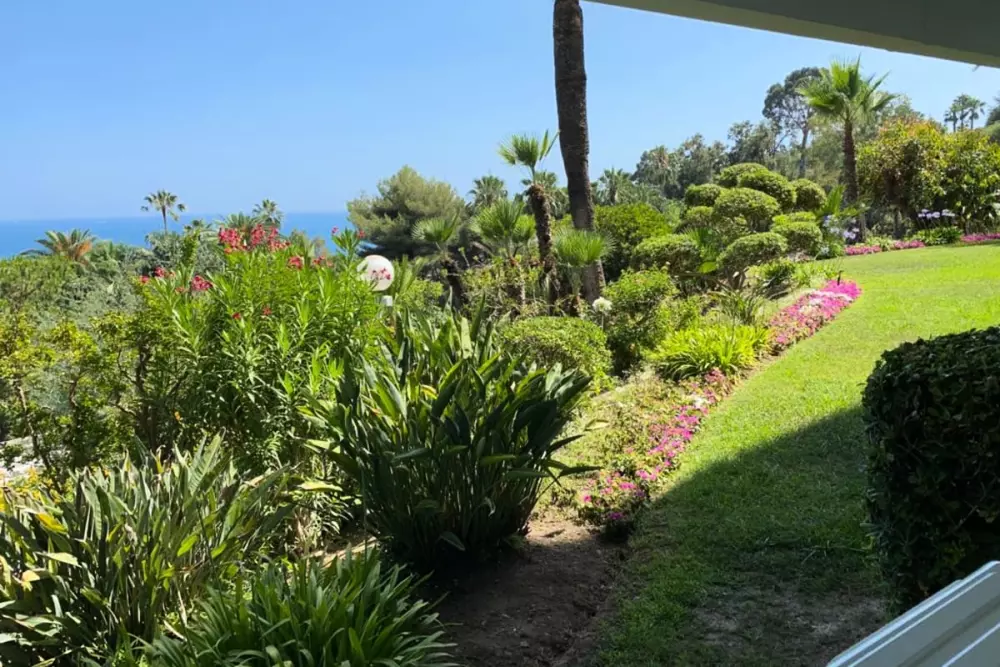 Confortable, Offrant Une Vue Imprenable Sur La Mer