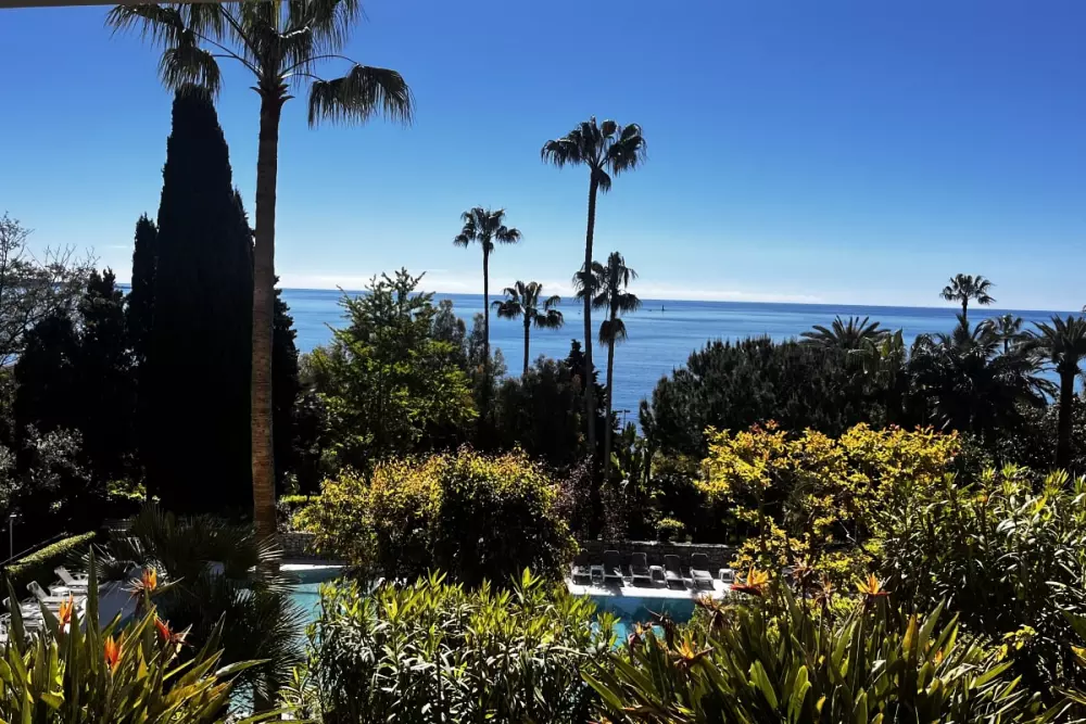 Confortable, Offrant Une Vue Imprenable Sur La Mer