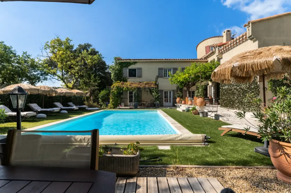Oak. Alpilles és Luberon közelében fűtött medence