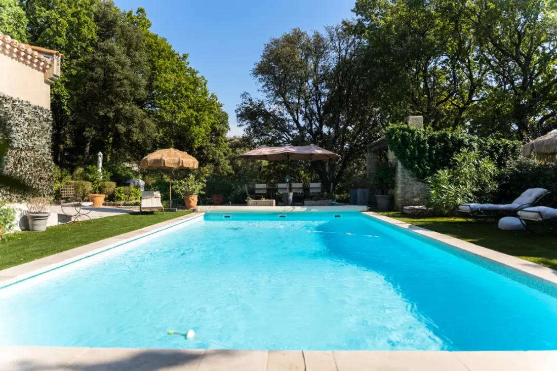 Oak. Alpilles és Luberon közelében fűtött medence