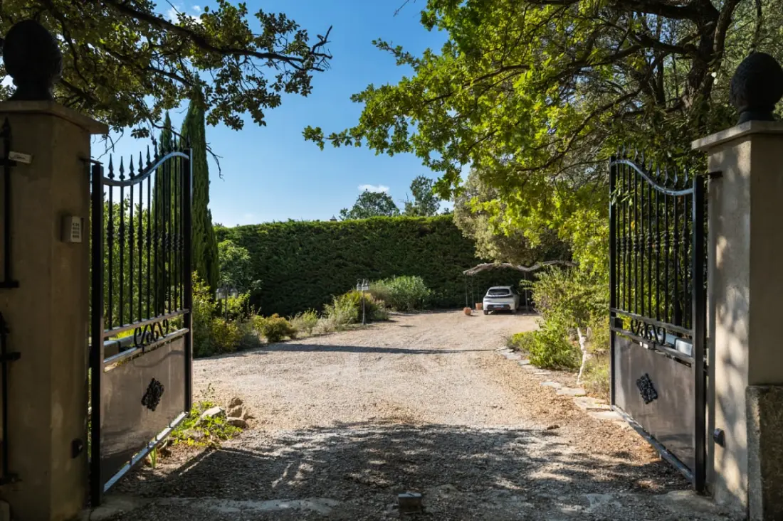 Oak. Alpilles és Luberon közelében fűtött medence
