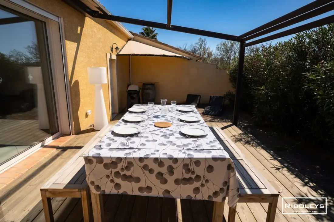 Riboleys - Villa Plain-piping úszómedencével és sziklával