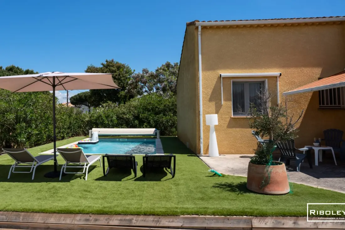 Riboleys - Villa Plain-piping úszómedencével és sziklával