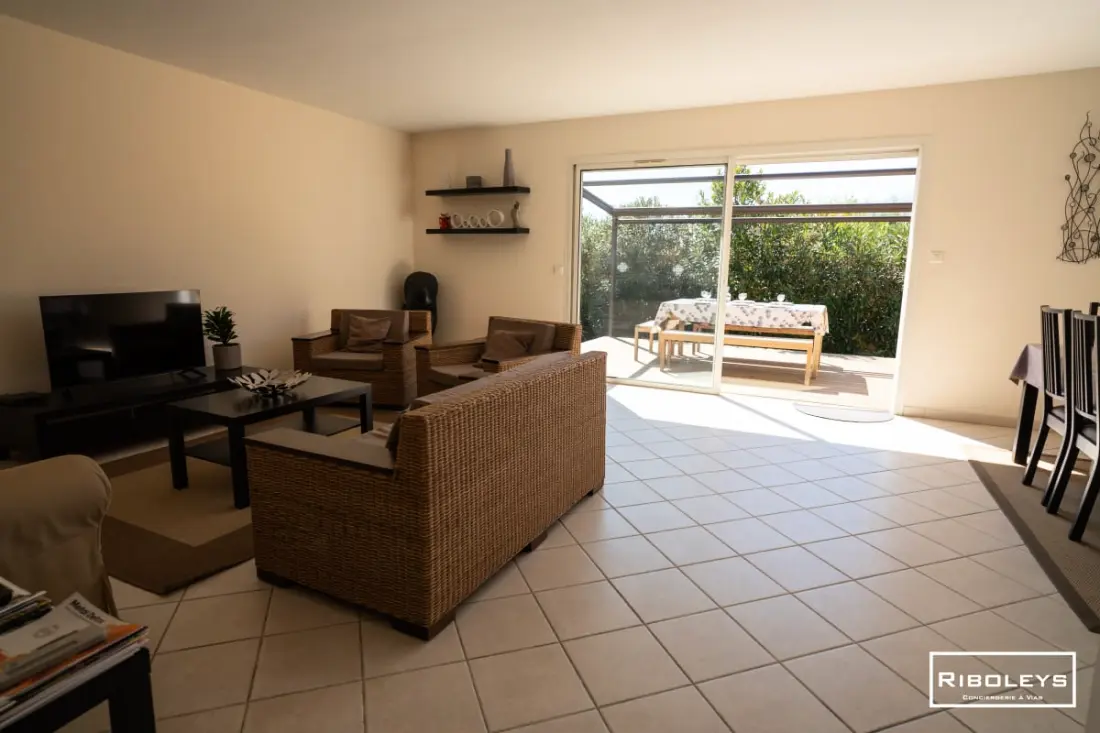 Riboleys - Villa Plain-piping úszómedencével és sziklával
