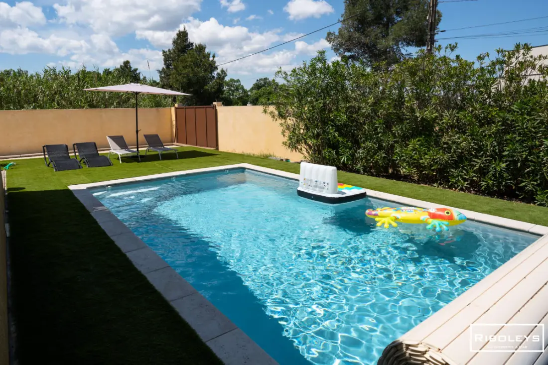 Riboleys - Villa Plain-piping úszómedencével és sziklával