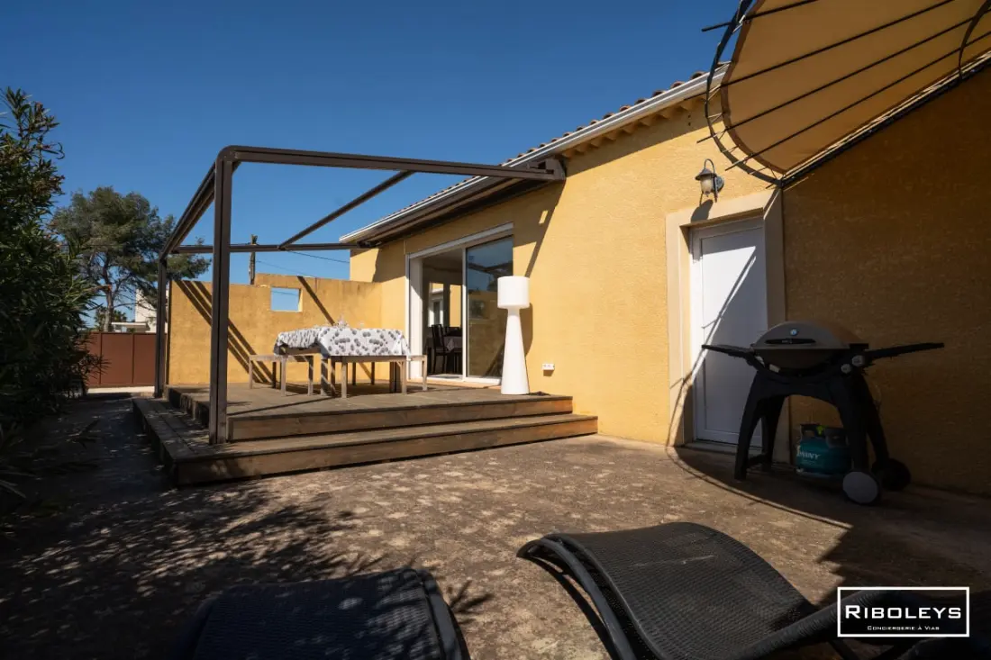 Riboleys - Villa Plain-piping úszómedencével és sziklával