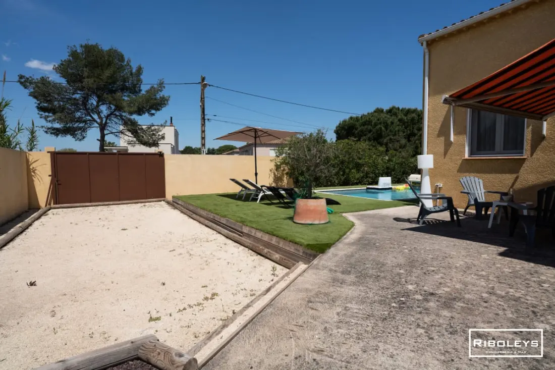 Riboleys - Villa Plain-piping úszómedencével és sziklával