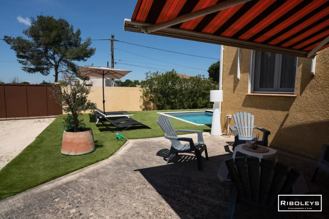Riboleys - Villa Plain-piping úszómedencével és sziklával