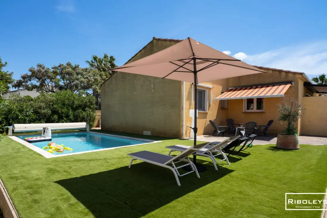 Riboleys - Villa Plain-piping úszómedencével és sziklával