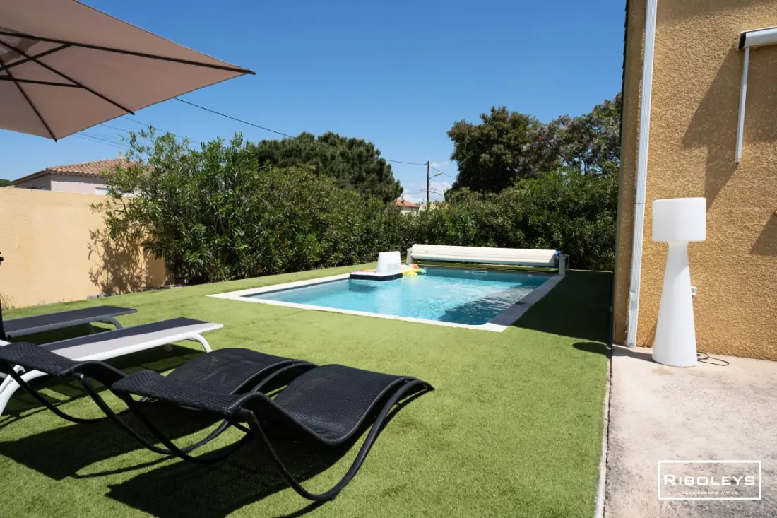 Riboleys - Villa Plain-piping úszómedencével és sziklával