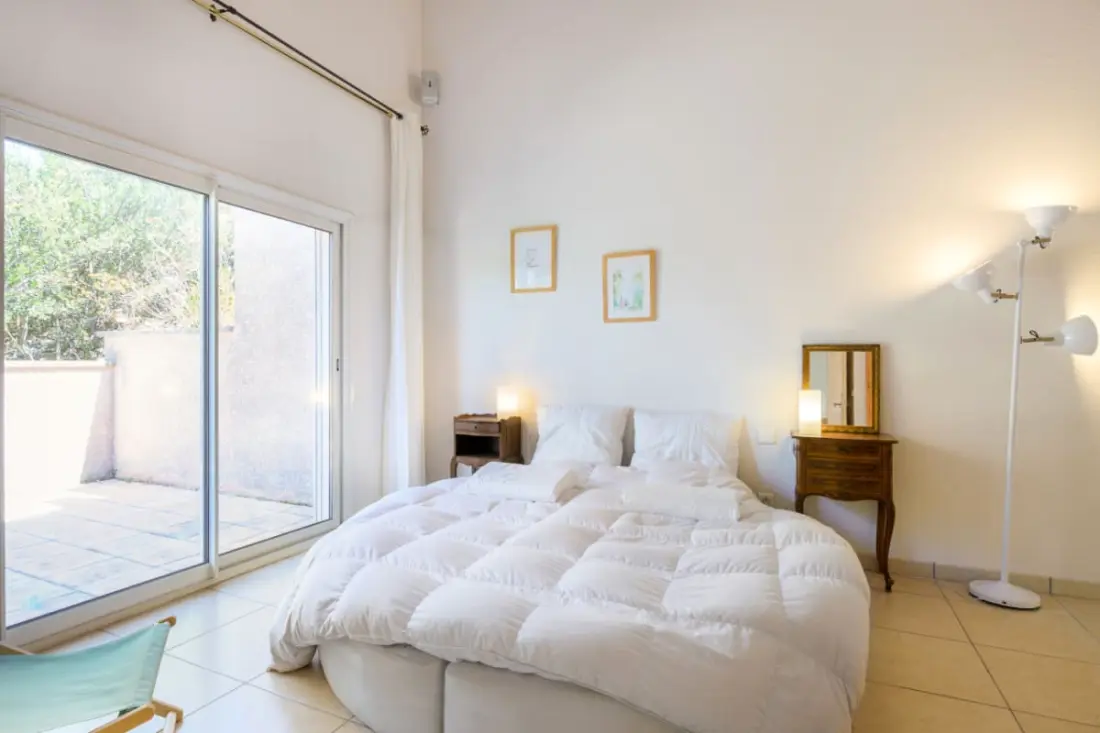 Nagy villa úszómedencével és terasszal