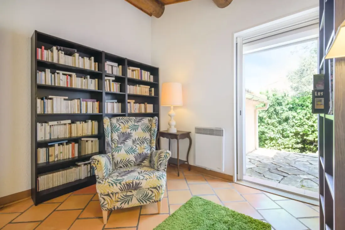 Nagy villa úszómedencével és terasszal