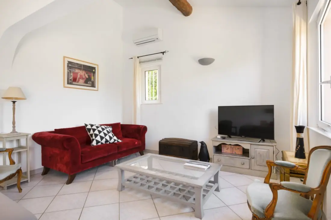 Nagy villa úszómedencével és terasszal