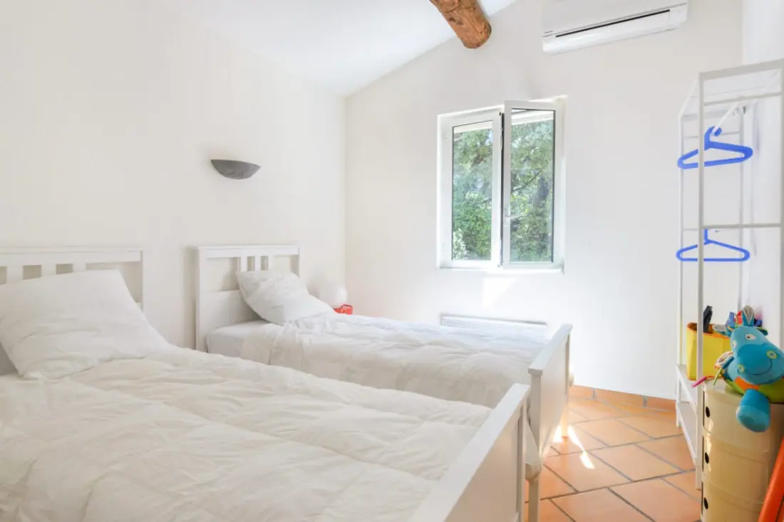 Nagy villa úszómedencével és terasszal