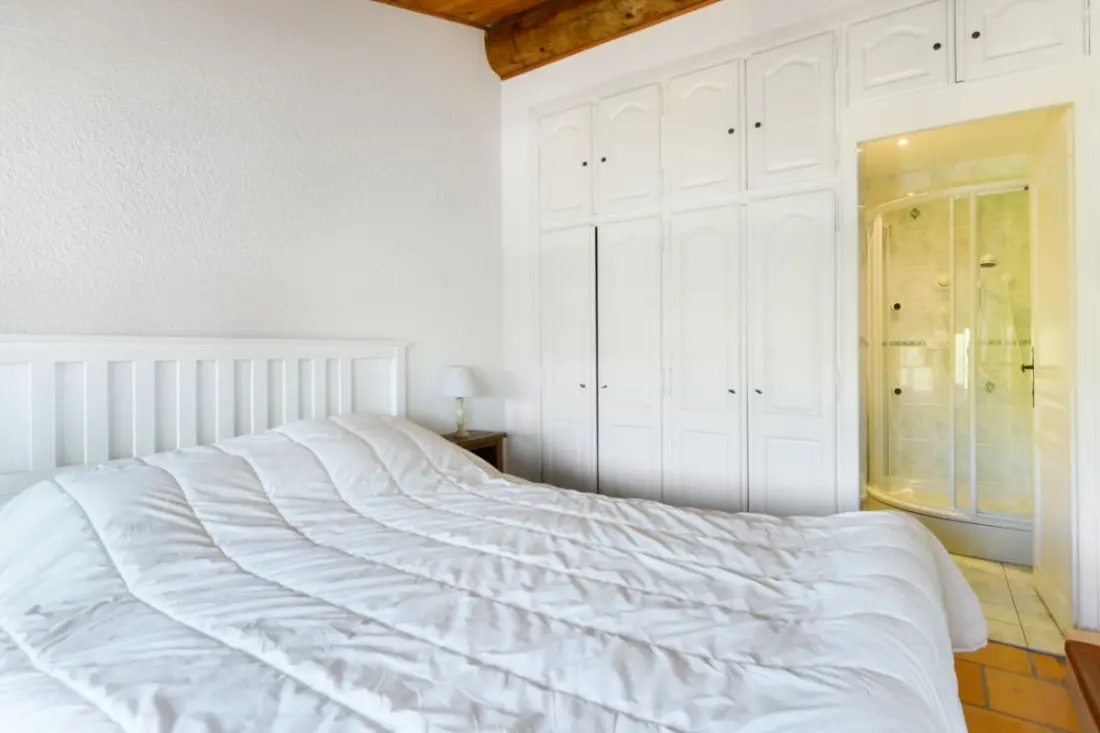 Nagy villa úszómedencével és terasszal