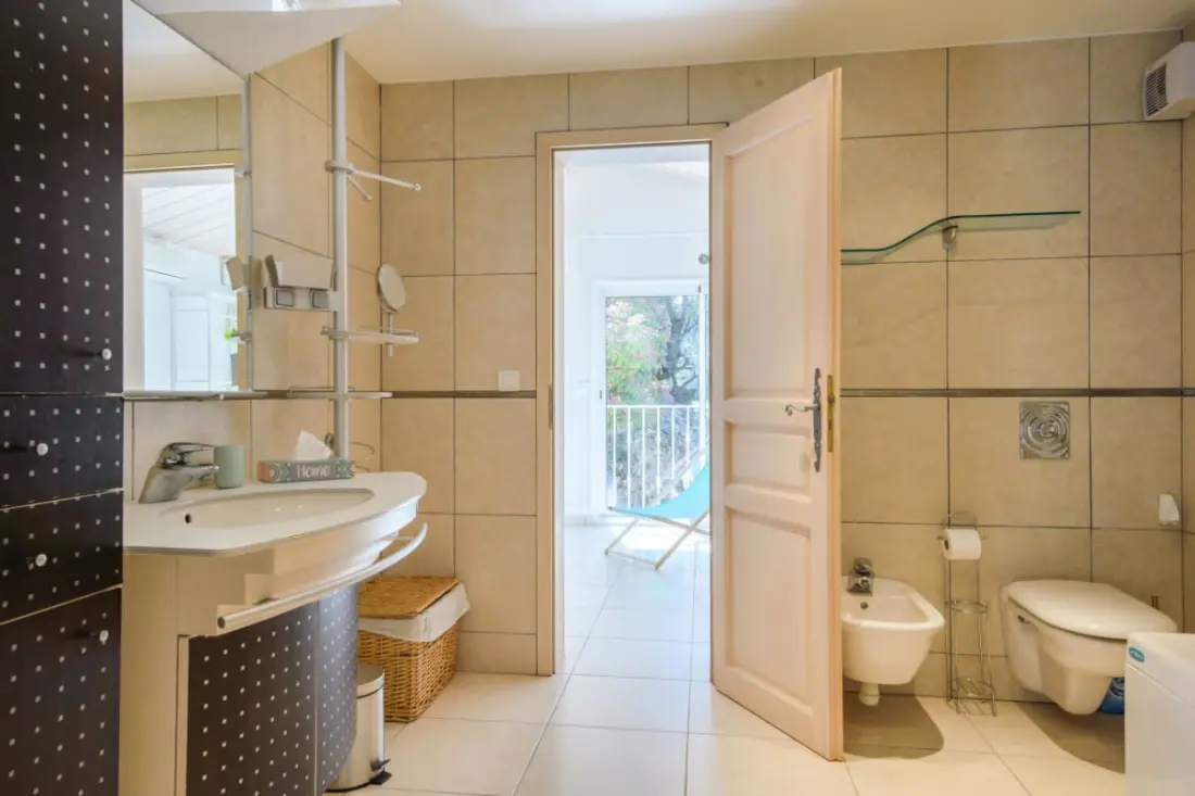 Nagy villa úszómedencével és terasszal