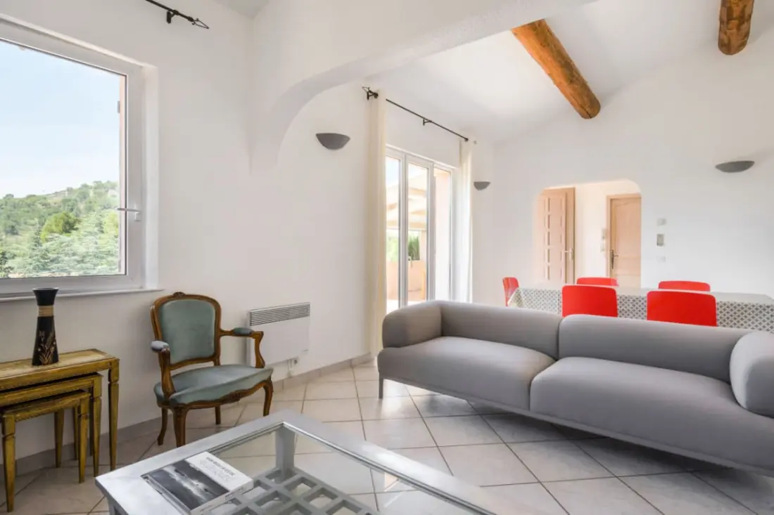 Nagy villa úszómedencével és terasszal