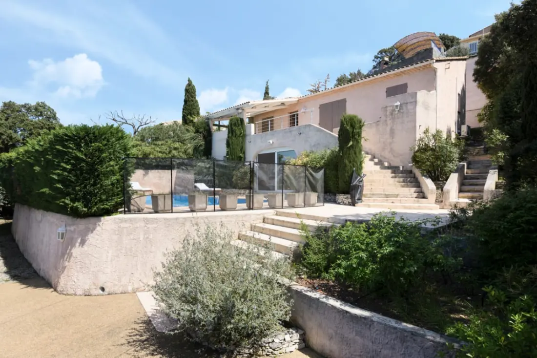 Nagy villa úszómedencével és terasszal