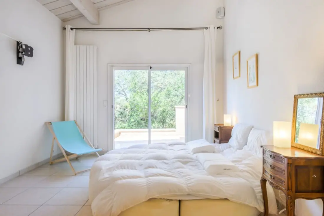 Nagy villa úszómedencével és terasszal