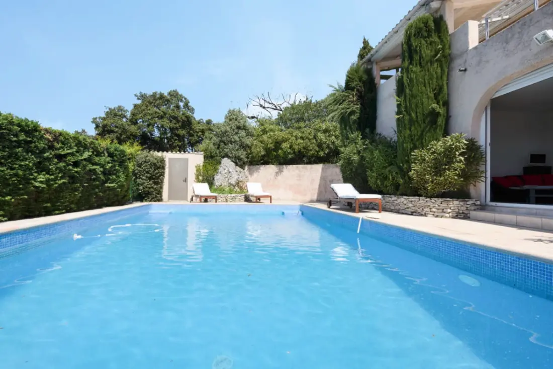 Nagy villa úszómedencével és terasszal